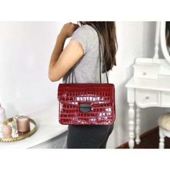 Geantă burgundy piele eco lăcuită cu imprimeu croco Arya