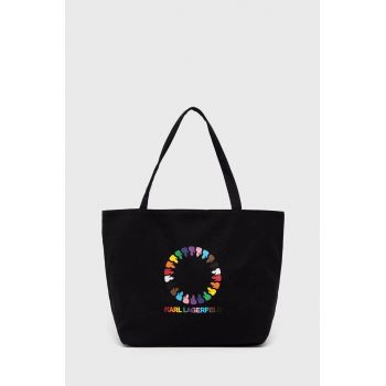 Karl Lagerfeld poseta cu doua fete culoarea negru