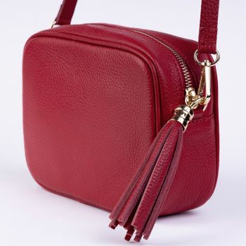 Geanta crossbody rosu inchis din piele naturala, cu ciucure din piele