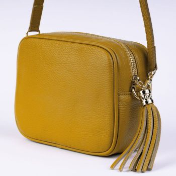 Geanta crossbody galben mustar din piele naturala, cu ciucure din piele Geanta crossbody galben mustar din piele naturala, cu ciucure din piele