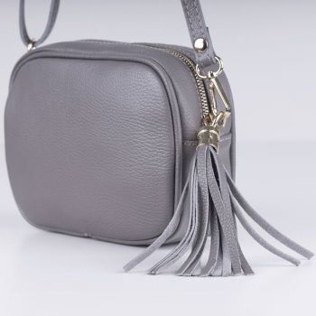 Geanta crossbody gri din piele naturala, cu ciucure din piele Geanta crossbody gri din piele naturala, cu ciucure din piele