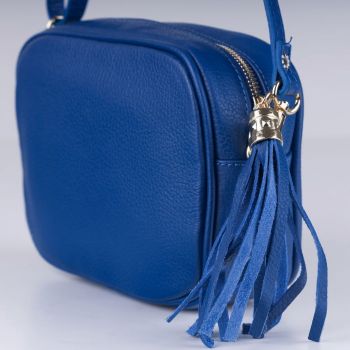 Geanta crossbody albastru electric din piele naturala, cu ciucure din piele Geanta crossbody albastru electric din piele naturala, cu ciucure din piele
