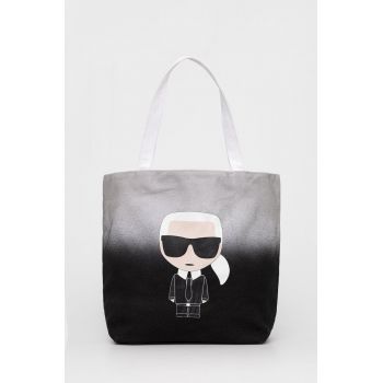 Karl Lagerfeld poseta cu doua fete culoarea negru