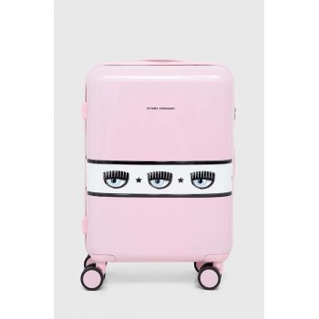 Chiara Ferragni valiza culoarea roz