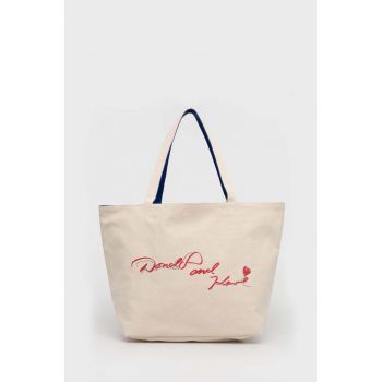 Karl Lagerfeld poseta cu doua fete x Disney