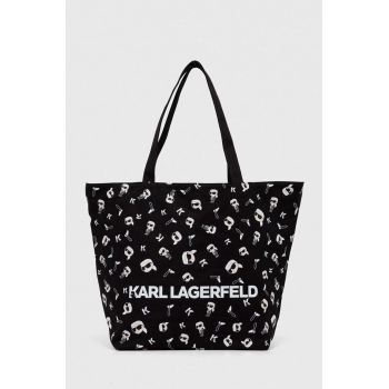 Karl Lagerfeld poseta cu doua fete culoarea negru