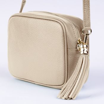 Geanta crossbody bej deschis din piele naturala, cu ciucure din piele ieftina