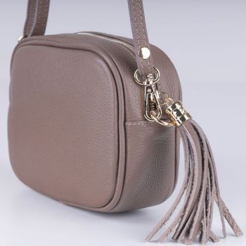 Geanta crossbody fango din piele naturala, cu ciucure din piele Geanta crossbody fango din piele naturala, cu ciucure din piele