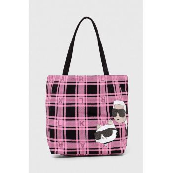 Karl Lagerfeld poseta culoarea roz