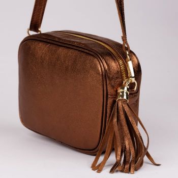 Geanta crossbody metalizat din piele naturala, cu ciucure din piele, cupru