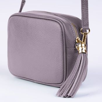 Geanta crossbody mov lavanda deschis din piele naturala, cu ciucure din piele de firma originala