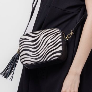 Geanta crossbody neagra cu animal print din piele naturala, cu ciucure din piele