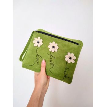 Geanta portfard handmade , din piele naturala , cu margarete aplicate  si mesaje