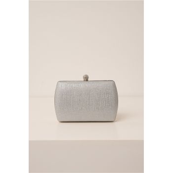 Clutch argintiu cu fir lurex si inchidere metalica cu strasuri