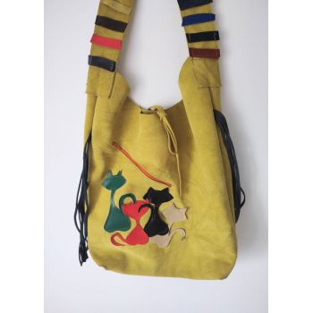 Geanta handmade , din piele naturala intoarsa galbena, cu pisicute