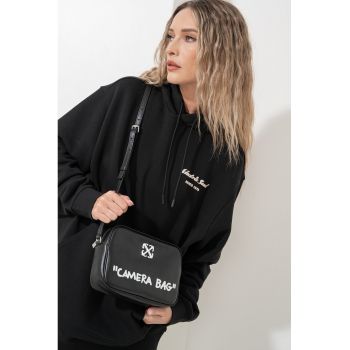 Geanta crossbody cu text in relief