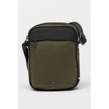 Geanta crossbody cu logo metalic discret
