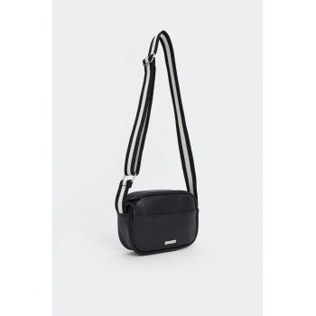 Geanta crossbody din piele ecologica cu bareta ajustabila