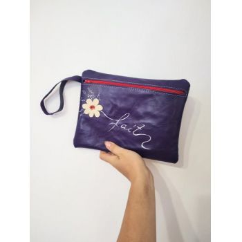 Portfard din piele naturala mov inchis  ,accesorizat cu margareta alba si mesaj ,,Faith,,
