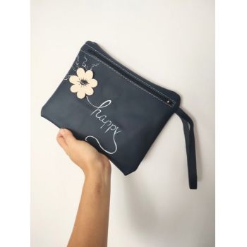 Geanta portfard handmade , din piele naturala bleumarin , cu margareta aplicata  si mesaj