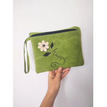 Portfard verde olive personalizat, din piele naturala, cu margareta si mesaj pictat