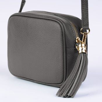 Geanta crossbody gri inchis din piele naturala, cu ciucure din piele