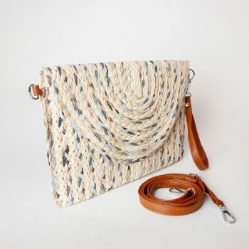 Geanta plic impletita crossbody, cu bareta de umar si de mana, nuante pastelate de bej, roz si bleu