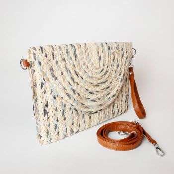 Geanta plic impletita crossbody, cu bareta de umar si de mana, nuante pastelate de bej, roz si bleu