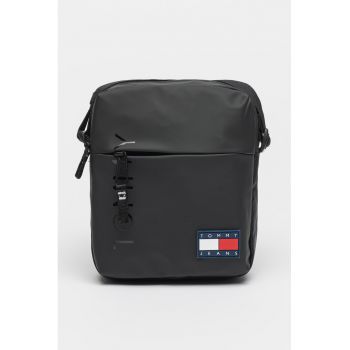 Geanta crossbody cu aplicatie logo