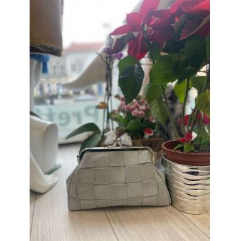 Geanta albastra din piele intoarsa cu model impletit