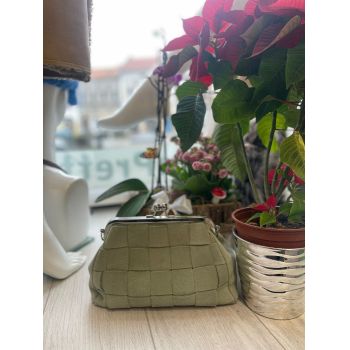 Geanta verde din piele intoarsa cu model impletit