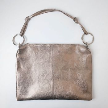 Geanta plic mare cu inele mari aurii si doua barete, din piele naturala auriu inchis