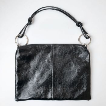 Geanta plic mare cu inele mari aurii si doua barete, din piele naturala neagra metalizata