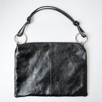 Geanta plic mare cu inele mari aurii si doua barete, din piele naturala neagra metalizata