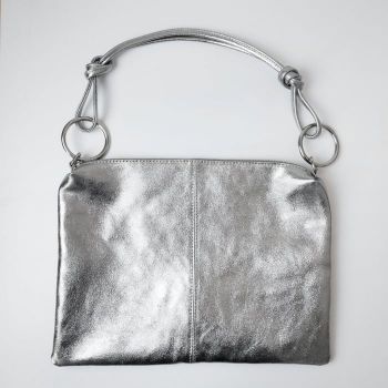 Geanta plic mare cu inele mari auriii  si doua barete, din piele naturala argintiu inchis