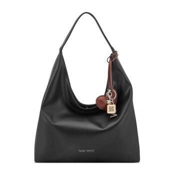 Geanta de piele ecologica cu bareta de umar si accesoriu logo Geanta de piele ecologica cu bareta de umar si accesoriu logo