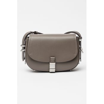 Geanta crossbody de piele cu clapa si detalii metalice Geanta crossbody de piele cu clapa si detalii metalice