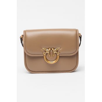 Geanta de piele cu bareta de umar si logo metalic Geanta de piele cu bareta de umar si logo metalic