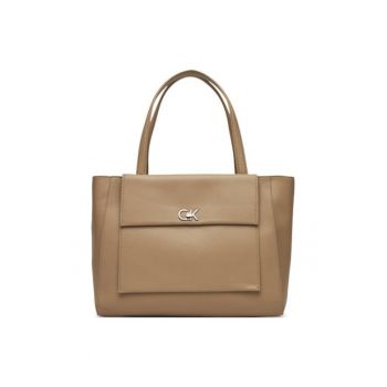 Geanta de dama  Ck Medium Shopper - bej - dimensiuni 44x28x15cm - din materiale reciclate Geanta de dama  Ck Medium Shopper - bej - dimensiuni 44x28x15cm - din materiale reciclate