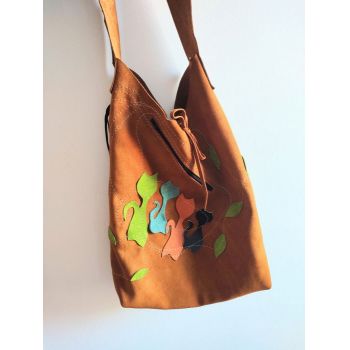 Geanta sac ,din piele naturala camel intoarsa ,cu pisicute Geanta sac ,din piele naturala camel intoarsa ,cu pisicute