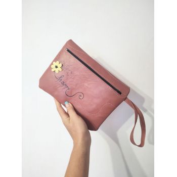 Portfard roz prafuit  personalizat ,din piele naturala , cu margareta si mesaj pictat