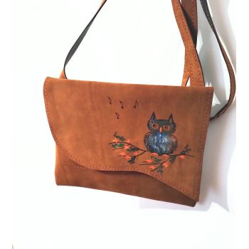Geanta  Camel, din piele naturala ,cu bufnita pictata si note muzicale