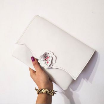 Plic alb din piele naturala cu trandafir de efect ,festiv