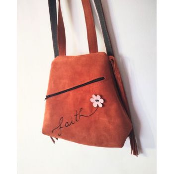 Rucsac handmade din piele naturala, cu  crizantema alba si mesaj pictat