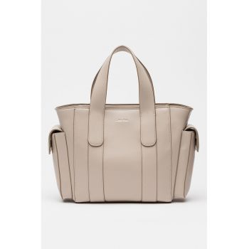 Geanta din piele ecologica cu bareta de uamr detasabila cu logo - Maro taupe deschis