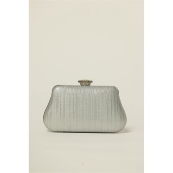 Clutch argintiu cu inchidere metalica decorativa