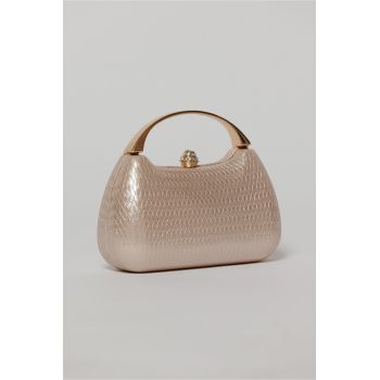 Clutch champagne elegant cu maner auriu si design structurat