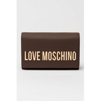 Geanta crossbody de piele ecologica cu bareta din lant si logo metalic - Maro inchis