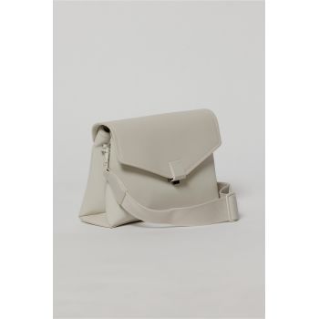 Geanta ivoar tip plic cu design elegant si inchidere cu clapeta