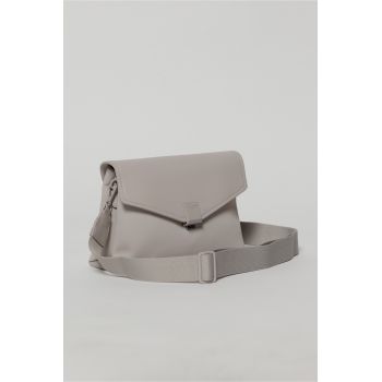 Geanta lila tip plic cu design elegant si inchidere cu clapeta